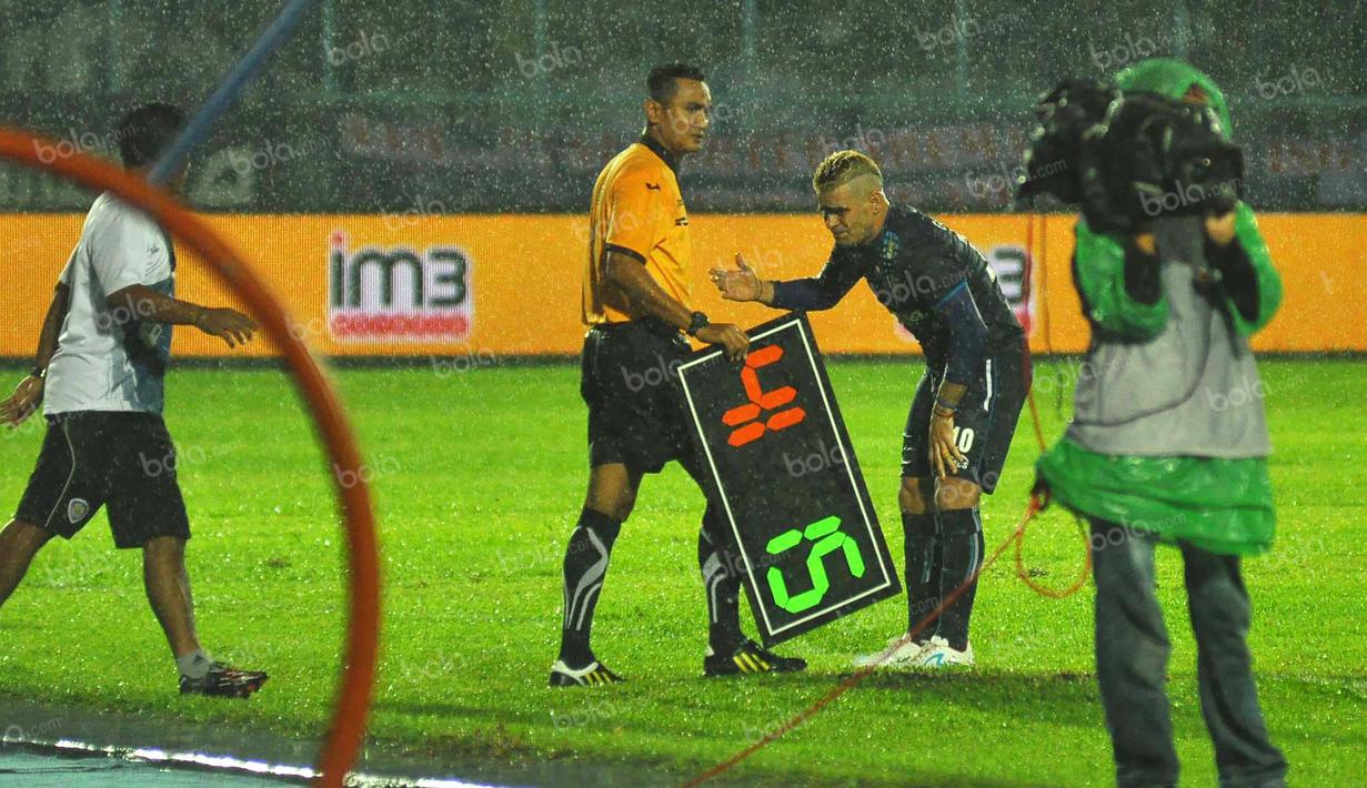 Striker Arema Cronus, Cristian Gonzales, meminta bantuan medis setelah merasa sakit di dada usai disikut oleh pemain Persiba Balikpapan, Ledi Utomo, dalam laga Torabika Soccer Championship 2016 di Stadion Kanjuruhan, Malang, Minggu (1/5/2016). (Bola.com/I