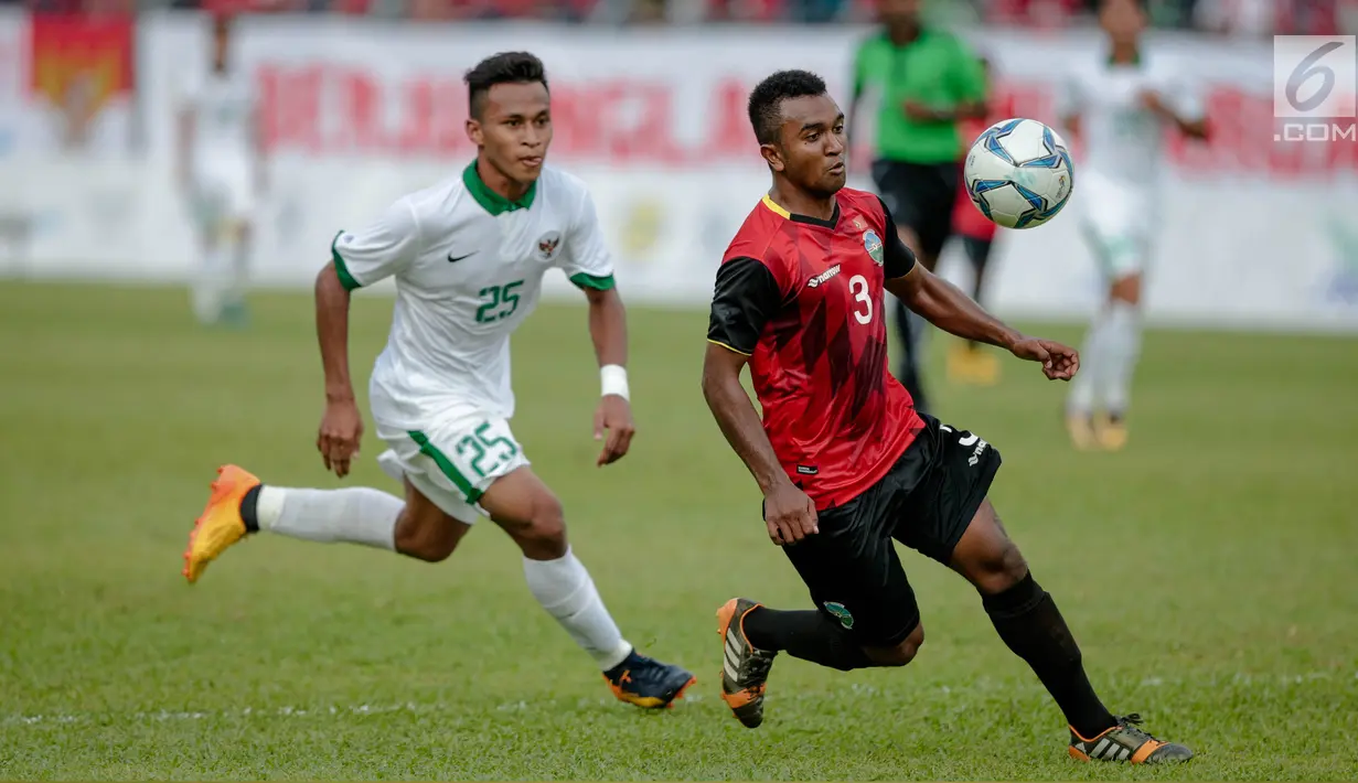 Pemain Timor Leste dikawal pemain sayap Timnas Indonesia U-22, Osvaldo Ardiles Haay berusaha mengejar bola dalam laga penyisihan grup B SEA Games 2017 di Stadion Selayang, Selangor, Minggu (20/8). Indonesia menang 1-0. (Liputan6.com/Faizal Fanani)