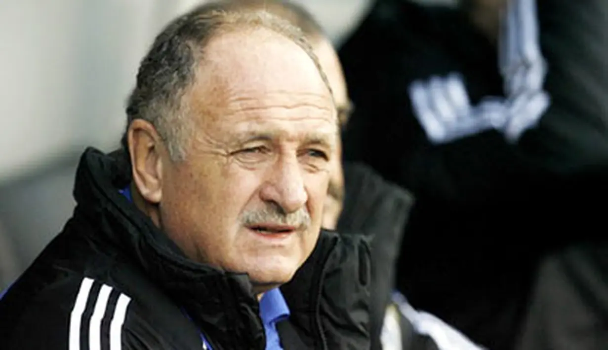 Chelsea's Brazilian manager Luiz Felipe Scolari is pictured before a Premier League match against Fulham at Craven Cottage in London, on December 28, 2008. AFP PHOTO / Glyn Kirk