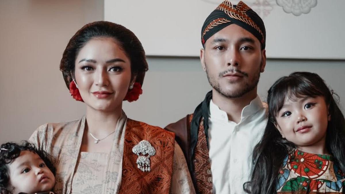 Potret Siti Badriah kondangan Pakai Kebaya, Putrinya Xarena Tampil Super Menggemaskan bak Pengantin Jawa