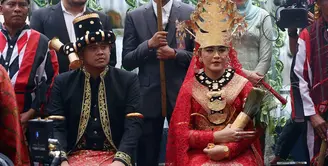 Rangkaian prosesi adat telah dijalani dalam pesta pernikahan Kahiyang Ayu dan Bobby Nasution yang berlangsung di Medan. Acara adat Mandailing Sumatera Utara digelar sejak Jumat (24/11) pagi. (Deki Prayoga/Bintang.com)