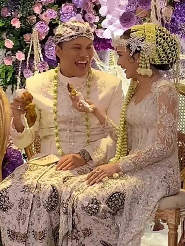 Prosesi adat pernikahan Rizky Febian dan Mahalini (Instagram/thebidestory)