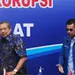 Ketua Umum Partai Demokrat Susilo Bambang Yudhoyono (kiri) bersama Hinca Panjaitan jelang melakukan pertemuan dengan Wakil Ketua KPK, Basaria Panjaitan di DPP Partai Demokrat, Jakarta, Rabu (13/9). (Liputan6.com/Helmi Fithriansyah)