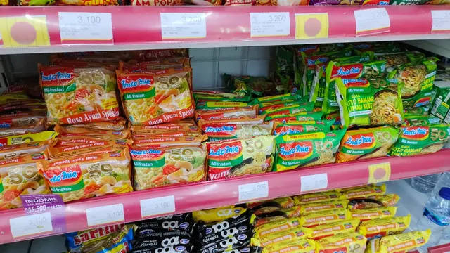 Deretan mi instan di sebuah minimarket di daerah Cengkareng Tangerang Banten. (Firda Makarimah)