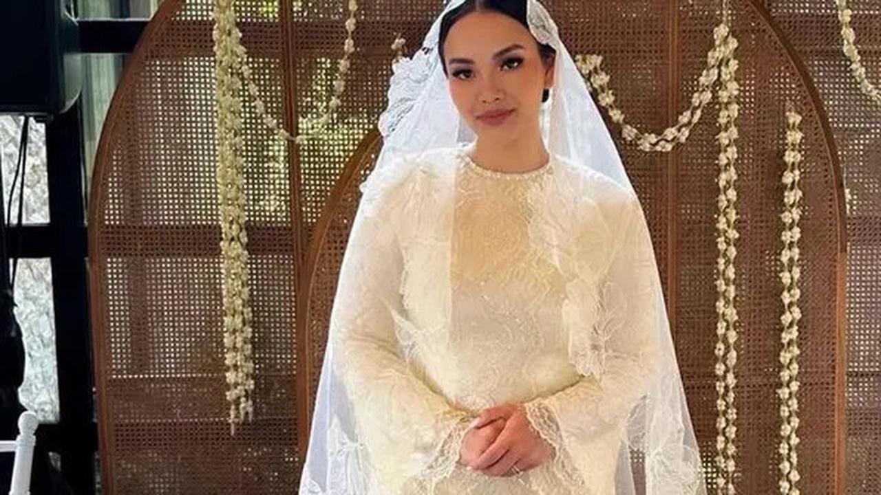 Potret Cantik Memukau Alexandra Daguise Kakak Alyssa di Momen Pengajian dan Siraman Sang Adik, Pakai Kebaya Kurung Warna Ivory