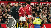 Penyerang Manchester United, Joshua Zirkzee, kanan,&nbsp;digantikan Kobbie Mainoo selama pertandingan Liga Primer Inggris antara Manchester United dan Newcastle di stadion Old Trafford di Manchester, Inggris, Selasa dini hari WIB (31-12-2024). (Foto AP/Dave Thompson)