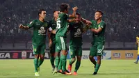 Persebaya meraih tiga poin setelah mengalahkan PSIM Yogyakarta 2-1, Rabu (16/8/2017) di Stadion Gelora Bung Tomo, Surabaya. (Bola.com/Fahrizal Arnas)