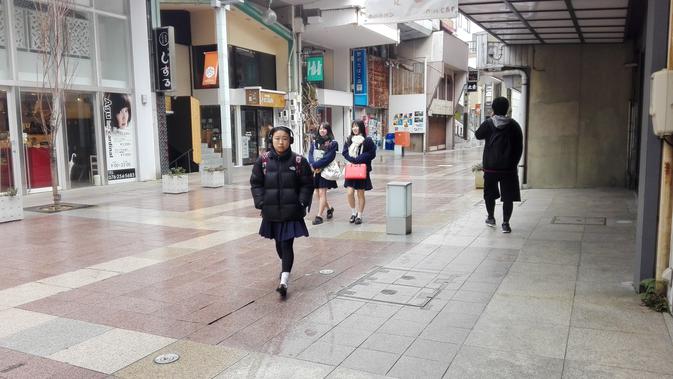 Berbeda dengan kota pada umumnya yang saya kunjungi, orang-orang di kota ini mayoritas membawa payung saat berjalan. Tua, muda, laki-laki maupun perempuan, semuaya memegang payung. (Andry Haryanto/Liputan6.com)