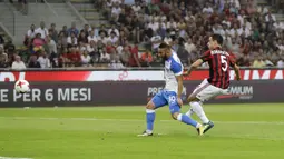 Proses terjadinya gol yang dicetak oleh gelandang AC Milan, Giacomo Bonaventura, pada laga kualifikasi Liga Europa di Stadion San Siro, Milan, Jumat (4/8/2017). AC Milan menang 2-0 atas CSU Craiova. (AP/Antonio Calanni)