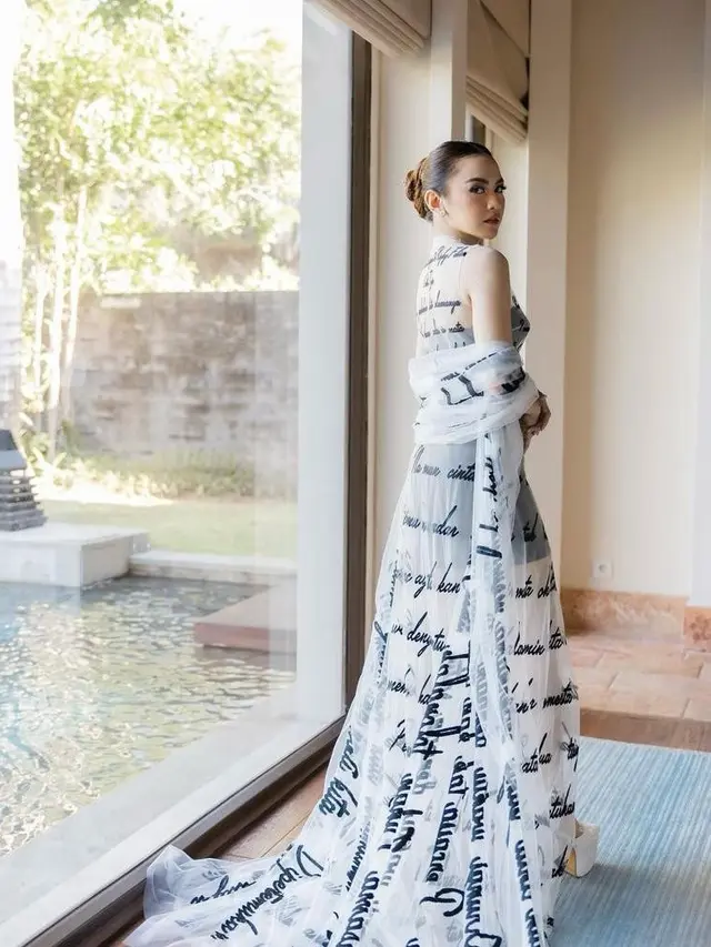 Potret 3 Bridal Robe Mewah Mahalini yang Secantik Gaun Pernikahannya, Dirancang Desainer Tanah Air