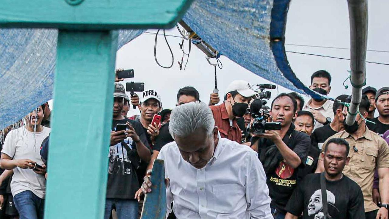 Ganjar Pranowo menemui kelompok nelayan di Desa Kaliwingi, brebes, Jawa Tengah, Rabu (10/1/2024).