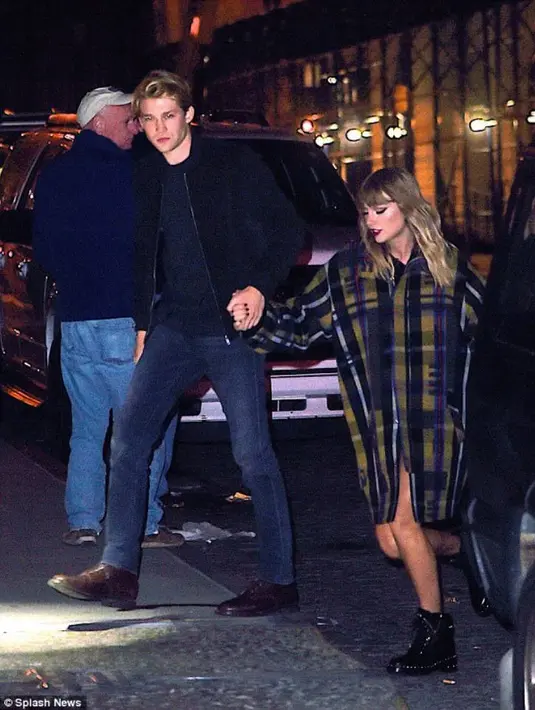 Meski momen tersebut sangat cepat terjadi, para fotografer pun sempat mengabadikan kebersamaan mereka yang sudah ramai diperbincangkan. (SplashNews/DailyMail)