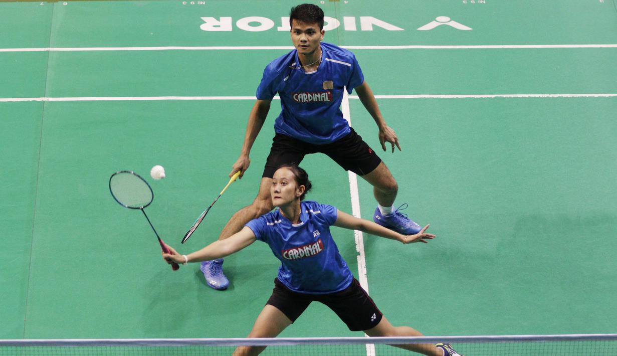 Pasangan Mutiara Cardinal, Ricky Karanda dan Bunga Fitriani, pada laga Kejurnas PBSI di Britama Arena, Jakarta, Rabu (19/12). Bintang Bulutangkis Indonesia beradu aksi dengan membela klub nya masing-masing. (Bola.com/M Iqbal Ichsan)