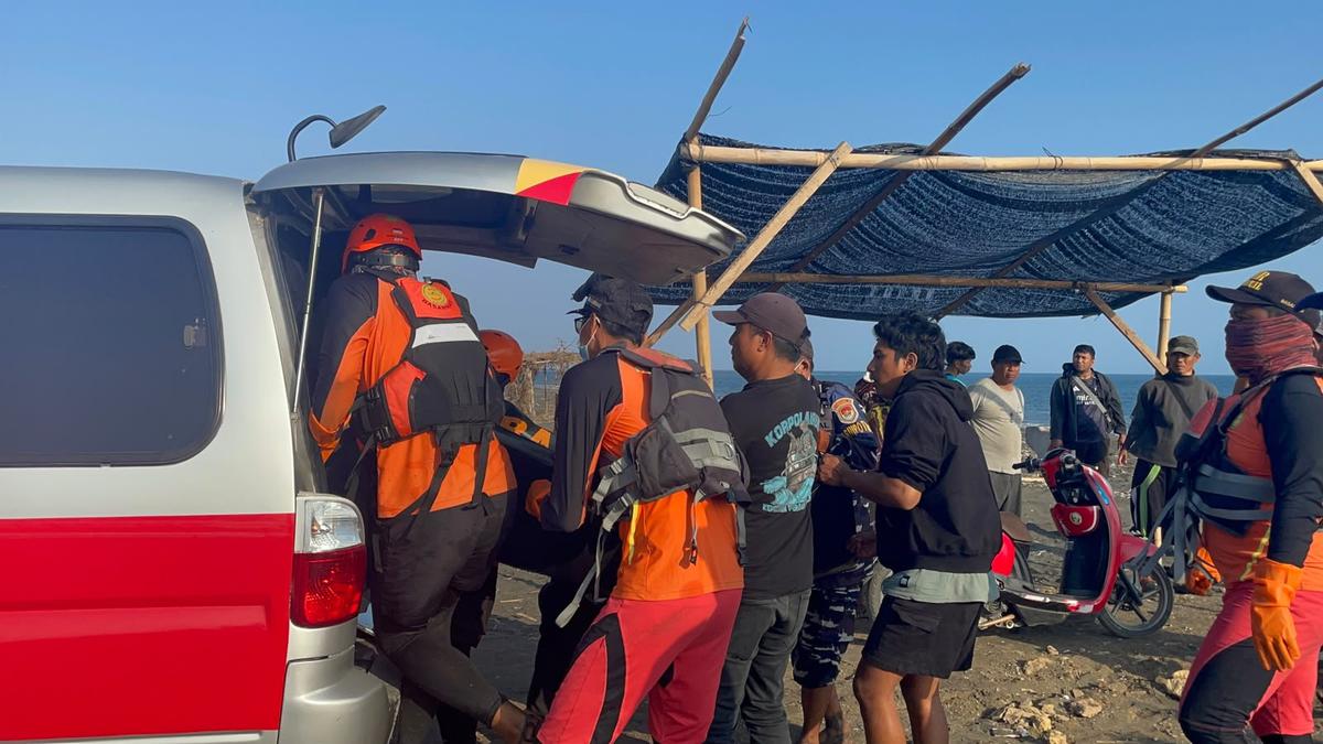 Tim SAR evakuasi jenazah nelayan. (Dokumentasi Basarnas Bali).
