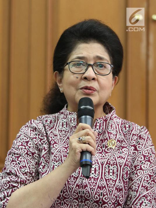 Menkes Nila F Moeloek saat jumpa pers terkait bajakah di Kemenkes, Jakarta, Senin (26/8/2019). Menkes memgapresiasi penelitian ketiganya dan siap mengawal serta membantu penelitian lebih lanjut. (Liputan6.com/Herman Zakharia)