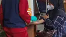 Untuk mengikuti program ini, calon peserta wajib mengisi formulir pendaftaran secara lengkap serta melampirkan fotokopi KTP dan foto tato yang ingin dihapus. Tampak dalam foto, petugas melakukan proses hapus tato pada tubuh peserta di Masjid Sunda Kelapa, Jakarta, Selasa (24/2/2026). (merdeka.com/Arie Basuki)