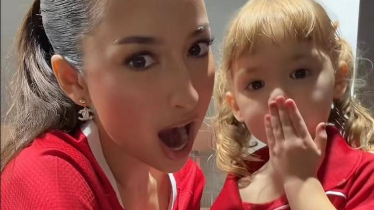 Jadi Supporter Justin Hubner, Gaya Jennifer Coppen dan Kamari Kompak Pakai Jersey Nomor 23 di Laga Timnas vs Bulgaria