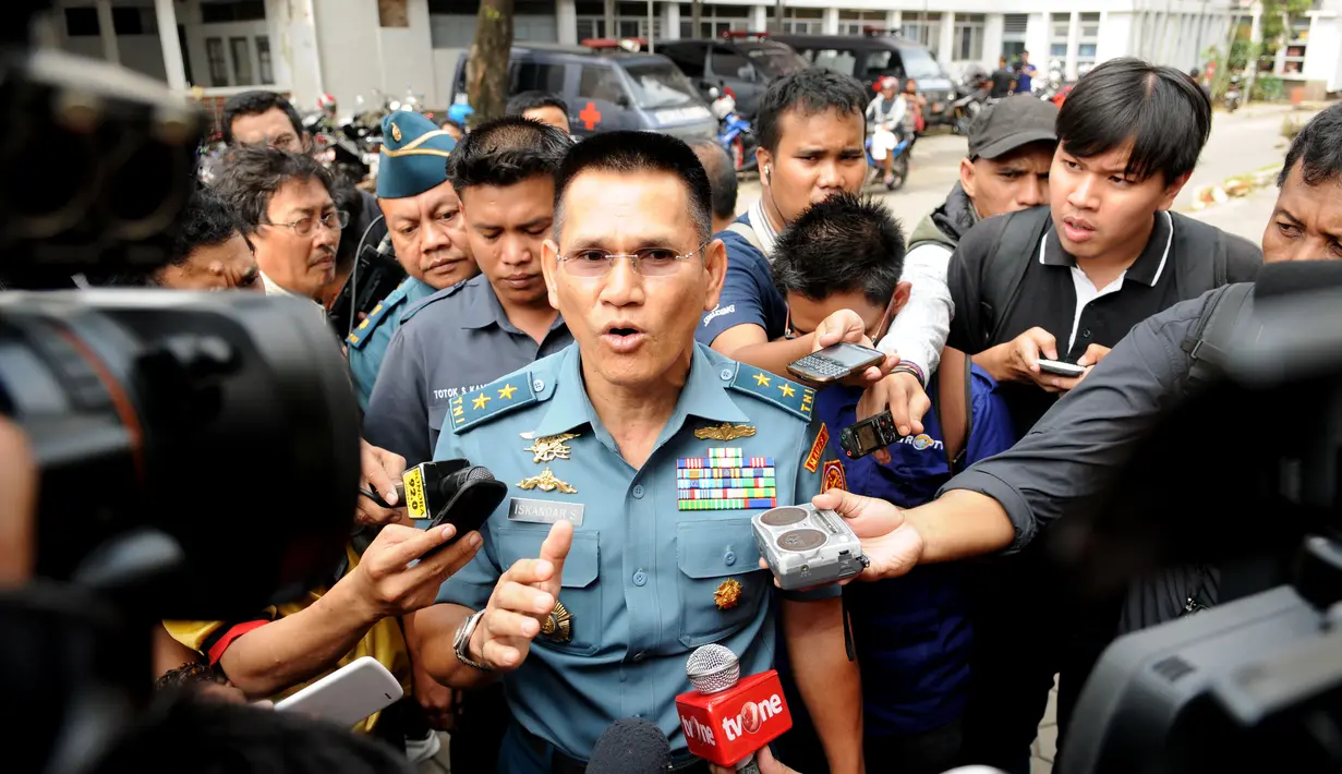 Kapuspen TNI Laksamana Madya Iskandar Sitompul memberikan beberapa keterangan pada awak media di RS TNI AL Mintohardjo pada Rabu 5 Maret 2014 (Liputan6.com/Helmi Fihriansyah).