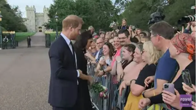 Pasangan Kate Middleton-William dan Meghan Markle-Harry Berjalan Bersama Menyapa Warga di Kastil Windsor