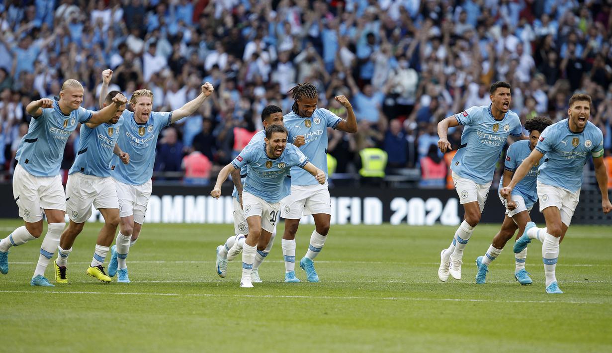 Selebrasi para pemain Manchester City setelah memenangi adu penalti menghadapi Manchester United pada laga Community Shield 2024 di Wembley Stadium, London, Sabtu (10/8/2024). (AP Photo/David Cliff)