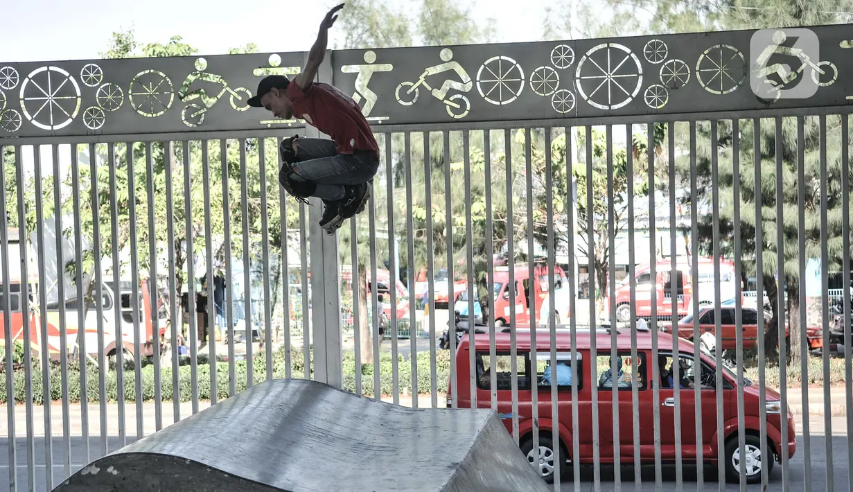 Pemain sepatu roda melayang di udara saat bermain di Skate Park Kolong Flyover Pasar Rebo, Jakarta, Minggu (23/8/2020). Meski pandemi Covid-19 terus merebak di Ibu Kota, Skate Park Kolong Flyover Pasar Rebo tetap ramai didatangi untuk menyalurkan hobi. (Liputan6.com/Iqbal Nugroho)
