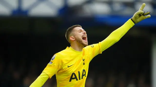 Aksi Guglielmo Vicario dalam laga Premier League antara Everton vs Tottenham, Sabtu (3/2/2024). (c) AP Photo/Jon Super