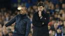 Pelatih Everton, Roberto Martinez dan Pelatih Tottenham, Mauricio Pochettino terlihat memberi instruksi kepada pemainnya pada  Liga Premier Inggris di Stadion Goodison Park, Liverpool, Senin(4/1/2016) dini hari WIB. (Reuters/Andrew Yates)