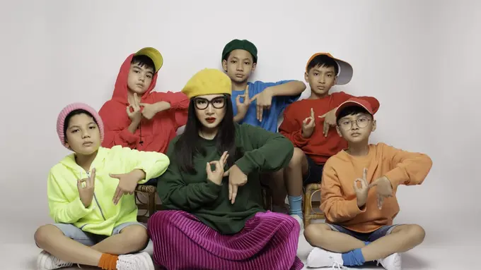 Titi DJ bersama boyband Dear Juliets (ist)