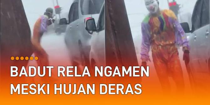 VIDEO: Demi Rupiah, Badut Rela Ngamen Meski Hujan Deras