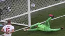 Wojciech Szczesny. Kiper Polandia ini membuat 2 rekor saat kalah 1-2 dari Slovakia, 14 Juni 2021. Selain jadi kiper pertama yang membuat gol bunuh diri, ia juga jadi yang tercepat melakukannya, pada menit ke-18, mematahkan rekor bek Kroasia, Igor Tudor di Euro 2004. (Foto: AP/Pool/Anton Vaganov)