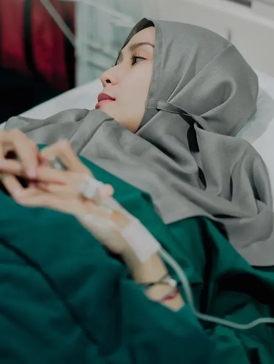 “Lahiran kali ini cukup punya cerita yang campur aduk! Aku sempat halusinasi kebingungan aku kenapa, di mana, ngapain, enggak ngenalin Mama, Uti, juga HB (Hanung Bramantyo)” tulis Zaskia. (Instagram/zaskiadyamecca)