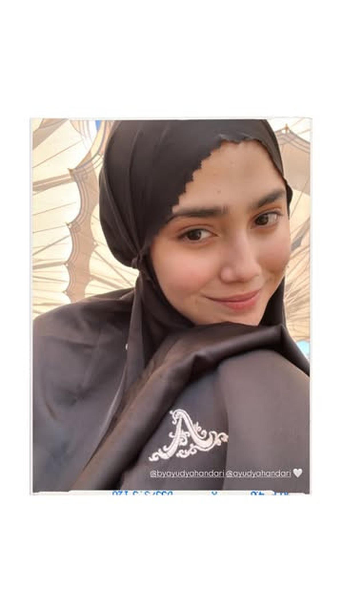 7 Potret Syifa Hadju Umrah Bersama Keluarga, Tampil Cantik Berhijab - Penuh Haru