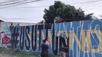 Laskar Brajamusti Korwil Sewon saat melakukan aksi mural serentak. (Bola.com/Ana Dewi)