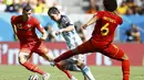 Dua pemain Belgia, Daniel Van Buyten (kiri) dan Axel Witsel mencoba menghadang pergerakan penyerang Timnas Argentina, Lionel Messi, di laga perempat final Piala Dunia 2014 di Stadion Nasional Brasilia, (5/7/2014). (REUTERS/Dominic Ebenbichler) 