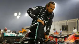Pembalap Mercedes Lewis Hamilton keluar dari mobilnya usai menjuarai balapan Formula 1 di Sirkuit Internasional Bahrain, Sakhir, Bahrain, Minggu (29/11/2020). Lewis Hamilton akan absen pada Grand Prix Sakhir akhir pekan ini usai dinyatakan positif COVID-19. (Hamad Mohammed, Pool via AP, File)