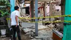 Warga melihat kondisi salah satu rumah yang hancur pasca-ledakan di kawasan permukiman Pondok Cabe Ilir, Pamulang, Tangerang Selatan, Banten, Jumat (12/9/2025). (merdeka.com/Arie Basuki)