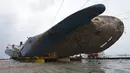 Kondisi kapal feri Sewol yang berhasil diangkat di pulau barat daya Jindo, Korea Selatan (26/3). Proses evakuasi diperkirakan memakan biaya sekitar hampir satu triliun rupiah. (HANDOUT / SOUTH KOREAN MARITIME MINISTRY / AFP)