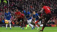 Gelandang Manchester United (MU) Paul Pogba mengeksekusi penalti pada laga melawan Everton di Old Trafford, Minggu (28/10/2018). (AFP/Paul Ellis)