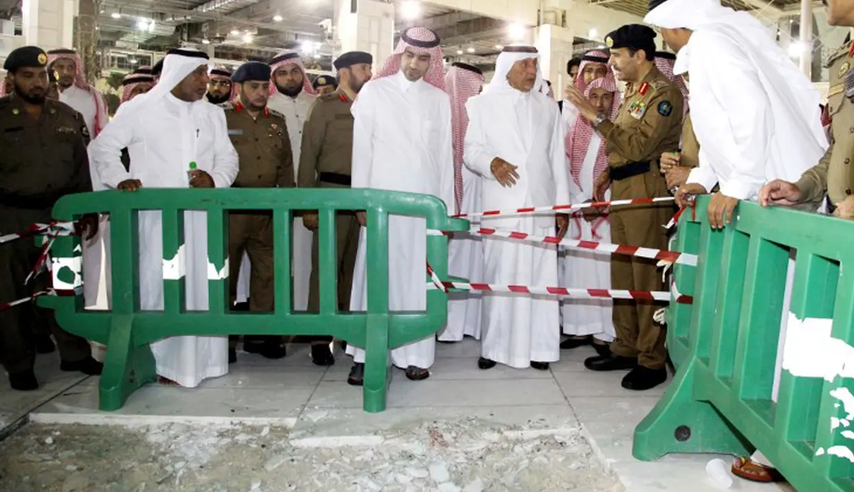 Gubernur wilayah Makkah Pangeran Khaled al-Faisal (tengah saat memeriksa lokasi jatuhnya crane di Masjidil Haram, Mekkah, Jumat (11/9/2015). Sebanyak 107 orang dilaporkan tewas, termasuk warga negara Indonesia. (AFP PHOTO / STR)
