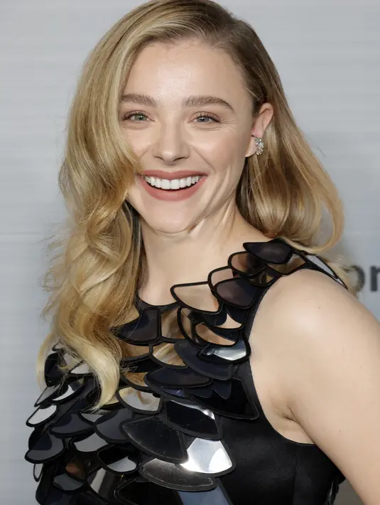 Chloe Grace Moretz tersenyum saat berpose menghadiri acara pemutaran perdana serial sci-fi "The Peripheral" Ace Hotel di Los Angeles pada Selasa, 11 Oktober 2022. Moretz saat ini akan memerankan karakter utama acara tersebut, Flynne Fisher. (Frazer Harrison/Getty Images/AFP)