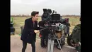 Henry bahkan mencoba menjadi seorang sutradara dengan memutar kamera. Hasilnya, suasana syuting menjadi lebih meriah. (naver.com)