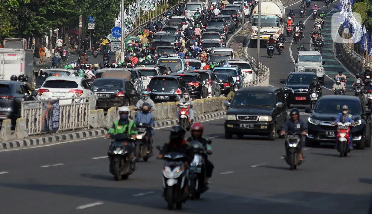 Para pengguna jalan diimbau untuk menghindari ruas jalan tersebut agar tidak terjebak kemacetan. (merdeka.com/Imam Buhori)
