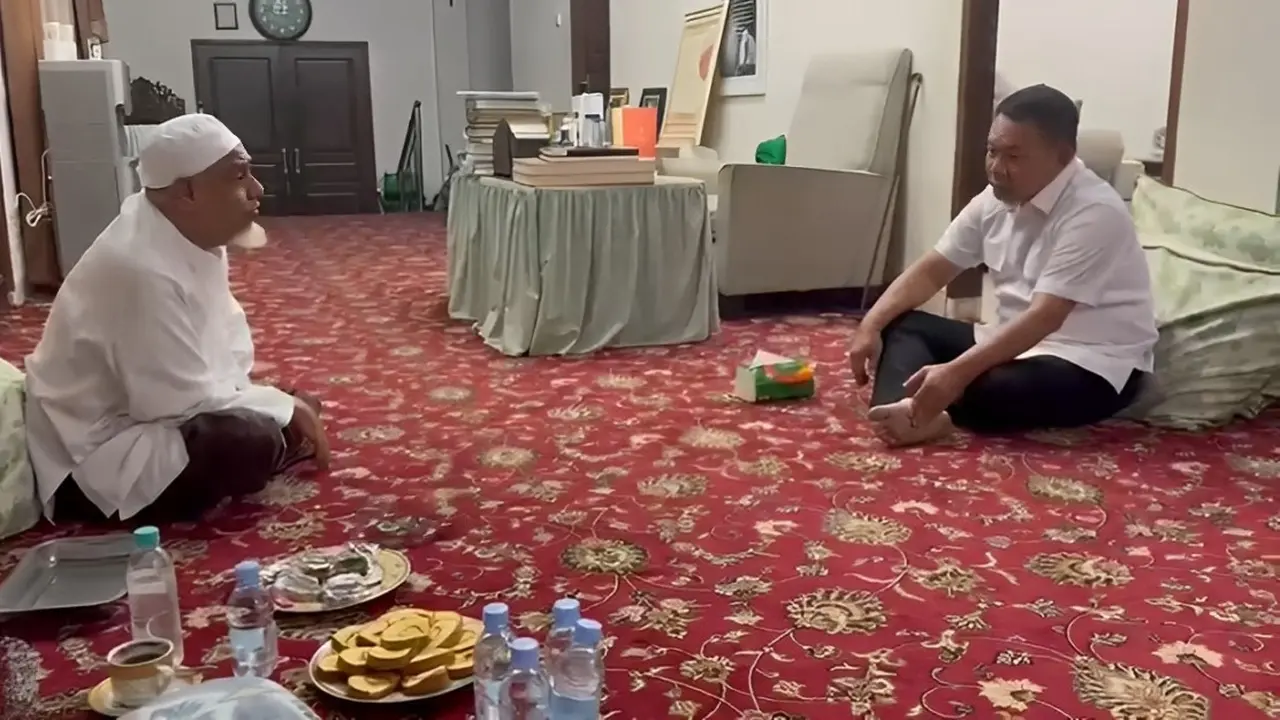 Jenderal Tentara Nasional Indonesia (TNI) Purnawirawan (Purn) Dudung Abdurrahman sowan ke kediaman Al Habib Abubakar Hasan Alatas di Beji, Kota Depok (Istimewa)