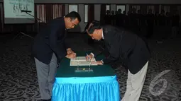 Imam Sudjarwo menandatangani surat pelantikannya.  Ia menggantikan posisi mantan Kapolri Jenderal Pol (P) Sutanto yang telah habis masa jabatannya, Jakarta, Jumat (22/8/2014) (Liputan6.com/Pool)