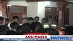 Beberapa orang bahkan berusaha merangsek masuk, namun dihadang oleh Anggota Polsek dan Koramil Nguling yang melakukan penjagaan.
