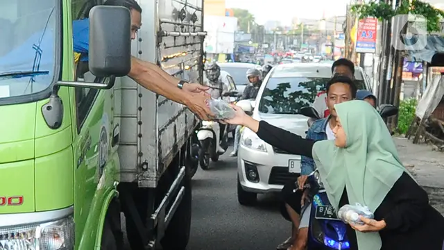 Melihat Anak-Anak Berbagi Takjil Saat Ramadhan di Pinggir Jalan
