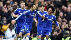 Pemain Chelsea merayakan gol yang dicetak Cesc Fabregas ke gawang West Ham United dalam dalam lanjutan Liga Inggris di Stadion Stamford Bridge, London, Sabtu (19/3/2016). (Reuters/Hannah Mckay)