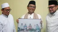 Menko Polhukam Mahfud Md mengenang KH Abdurrahman Wahid alias Gus Dur dan KH Abdullah Faqih saat mengunjungi Ponpes Langitan, Tuban, Jawa Timur. (Foto: Istimewa)