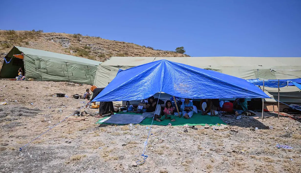 Warga berlindung di bawah tenda di sebuah lapangan terbuka di Marapokot, Nagekeo, Nusa Tenggara Timur, Senin, 17 Agustus 2026, (AFP/ Juni Kriswanto)