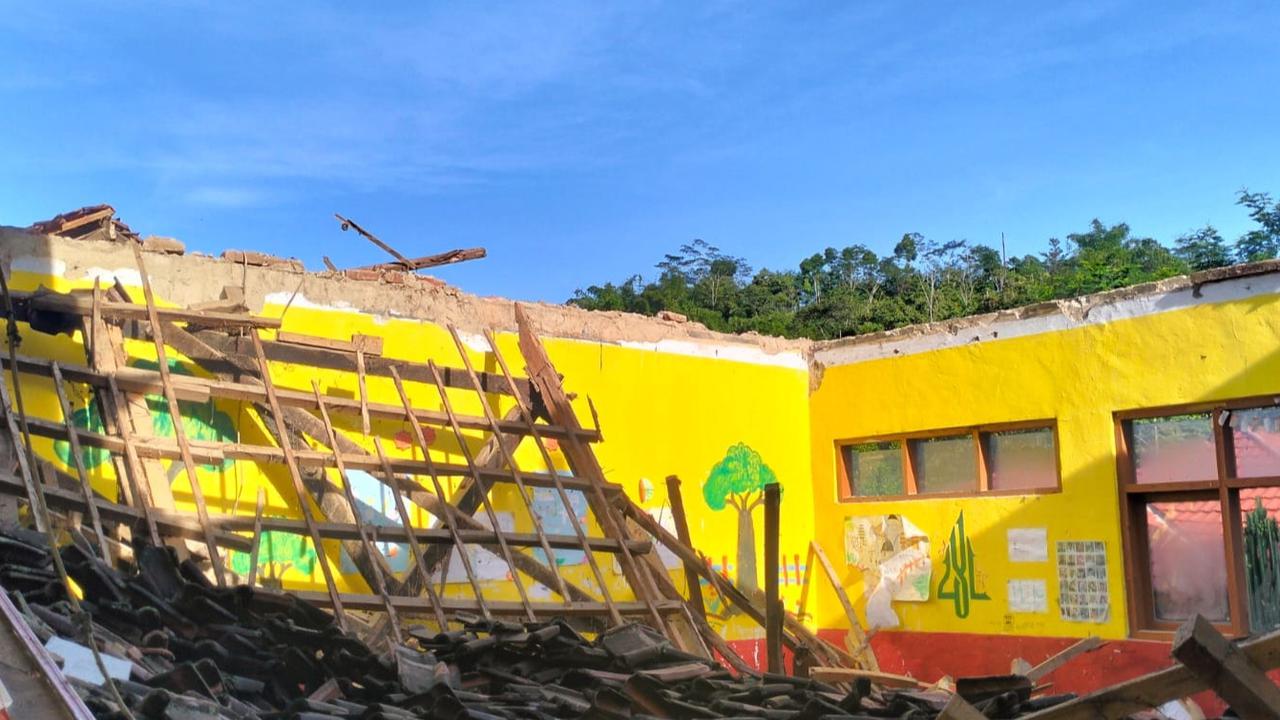 Berhari-Hari Diguyur Hujan Deras, Bangunan Sekolah di Garut Ambruk